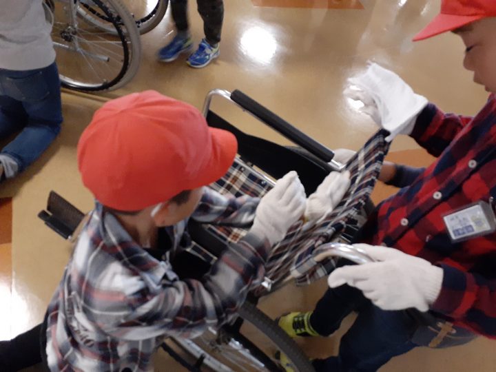 誉田東小学校校外学習「車椅子掃除の様子」