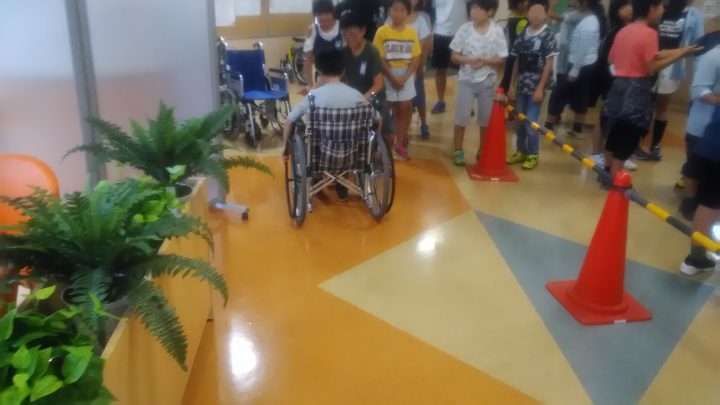 誉田東小学校職場体験学習「車椅子の構造　操作法を学ぶ」