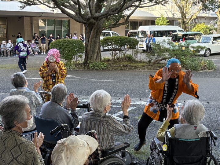 お囃子車とばか面踊りが来てくれました。