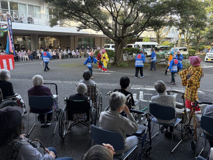 お囃子車とばか面踊りが来てくれました。