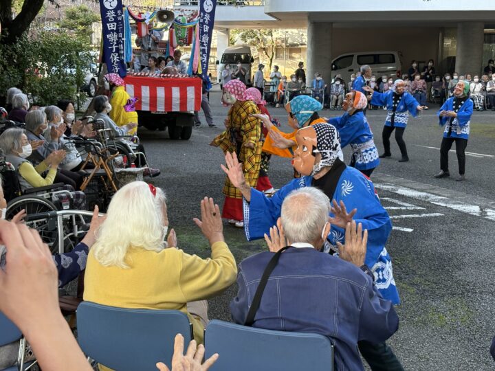 お囃子車とばか面踊りが来てくれました。