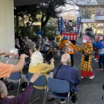 お囃子車とばか面踊りが来てくれました。