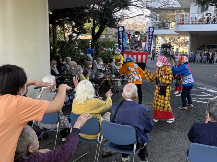 お囃子車とばか面踊りが来てくれました。