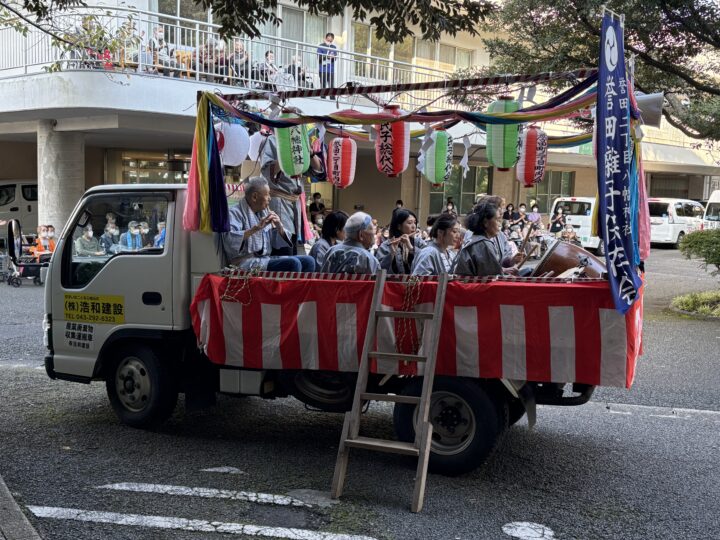 お囃子車とばか面踊りが来てくれました。