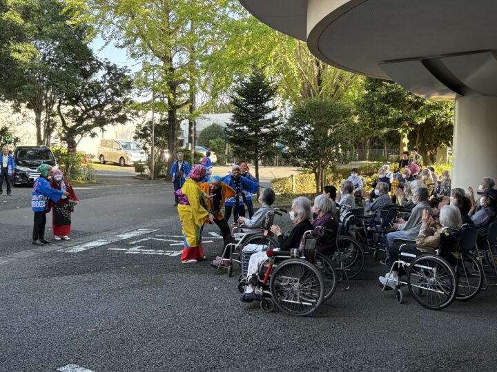 お囃子車とばか面踊りが来てくれました。